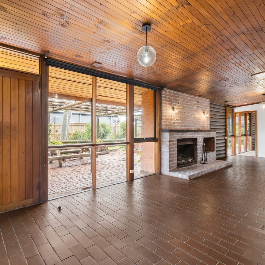 Updated perfectly private log cabin style home - Photo 1