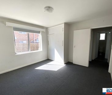 Charming Apartment in the Heart of Essendon - Photo 2