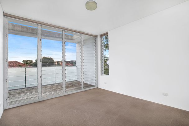 Bright Coastal Apartment Moments from Coogee Beach - Photo 1