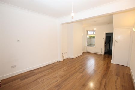 3 bedroom Terraced House to let - Photo 5