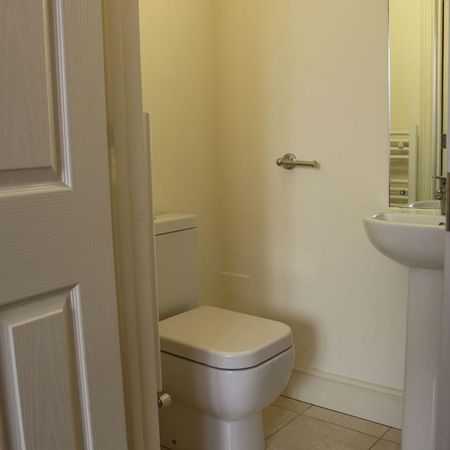 1 bedroom in a flat share to rent - Photo 3