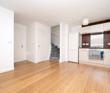 Well Presented, Two Bed, Unfurnished, End Terraced Villa in the Pop... - Photo 1