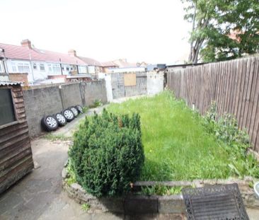 3 bedroom end of terrace house to rent - Photo 2