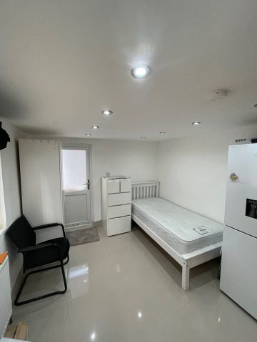 Studio Flat, Stratford, E15 - Photo 2