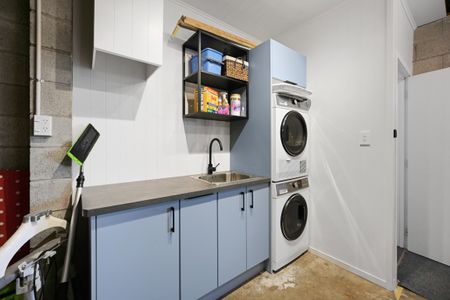 This modern four-bedroom, two-bathroom home offers the perfect blend of comfort and convenience. - Photo 4