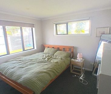 Modern 2 Bedroom Home – Quiet, Private & Sunny - Photo 2