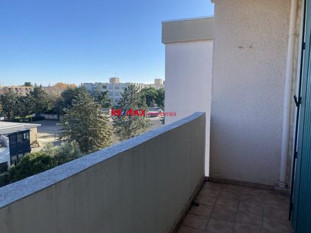 NIMES Sud: T1dernier étage avec balcon, garage et cave - Photo 2