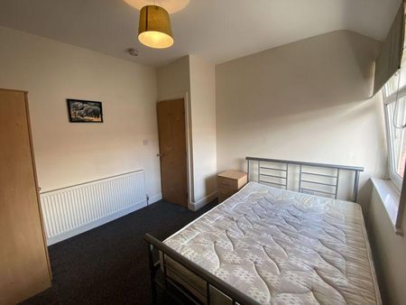 1 bedroom in a house share to rent - Photo 3