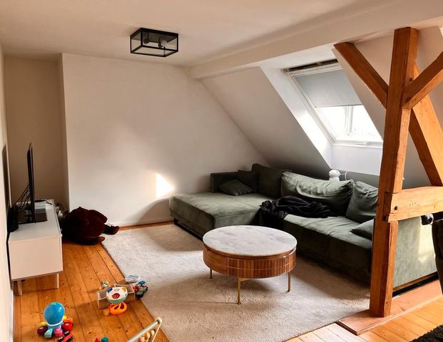 Helle Dachgeschoss Wohnung mit Balkon und Einbauküche - Foto 1