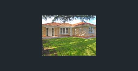 Original 4 Brm Basket Range Home - Fantastic Location Opposite a Park - So Close to Schools & Shops - Gardening Included - Photo 5