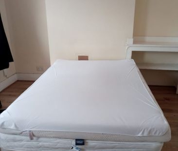 Room in a Shared House, Albert Square, E15 - Photo 4