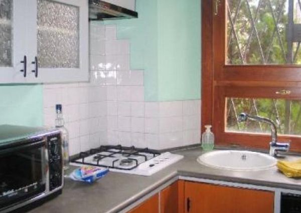 Trastevere-Terrace: 45sqm. Charming studio loft. Entrance, living room, separate kitchen, renovated bath, sleeping loft, large private terrace. Sunny, silent. Ref. 692