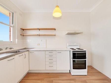 TOP FLOOR TWO BEDROOM APARTMENT! - Photo 3