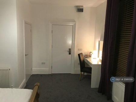 1 bedroom in a house share to rent - Photo 3