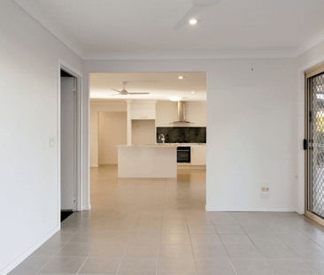 Spacious Family Home with Pool in Quiet Burleigh Waters Cul-de-Sac - Photo 3