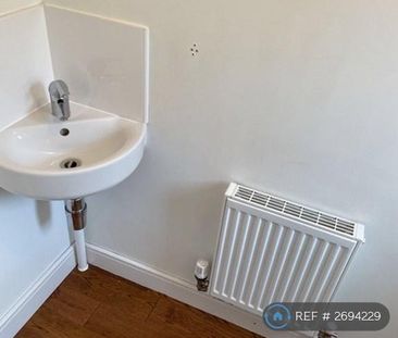 3 bedroom end of terrace house to rent - Photo 3