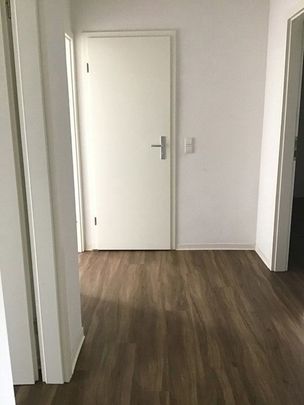 Schöne 2-Zimmer-Wohnung mit Ausblick ins Grüne und großem Balkon! - Foto 1