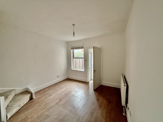 Well-presented 2-bed mid-terrace in Alvaston. Spacious living & dining rooms, modern kitchen, family bathroom. uPVC double glazing, gas heating. On-street parking, maintained rear garden. Close to shops, schools, Pride Park & Derby City Centre. unfurnished, available now. - Photo 1