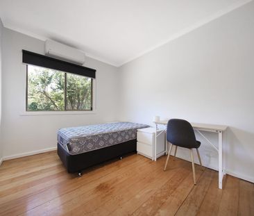 FULLY-FURNISHED RENOVATED ROOMS – BILLS INCLUDED! - Photo 5