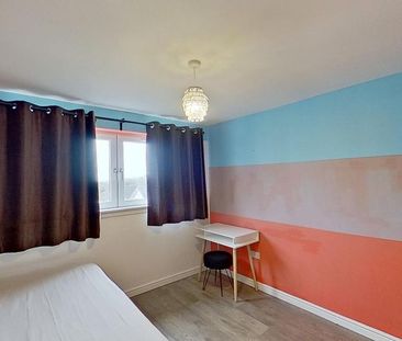 3 bedroom flat to rent - Photo 2