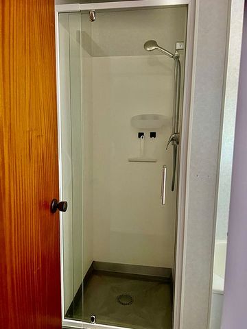 Spacious 2 Bedroom Unit Central to Upper Hutt - Photo 2