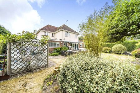 A four double bedroom, detached home to rent in a highly sought after private road in Seer Green. - Photo 4