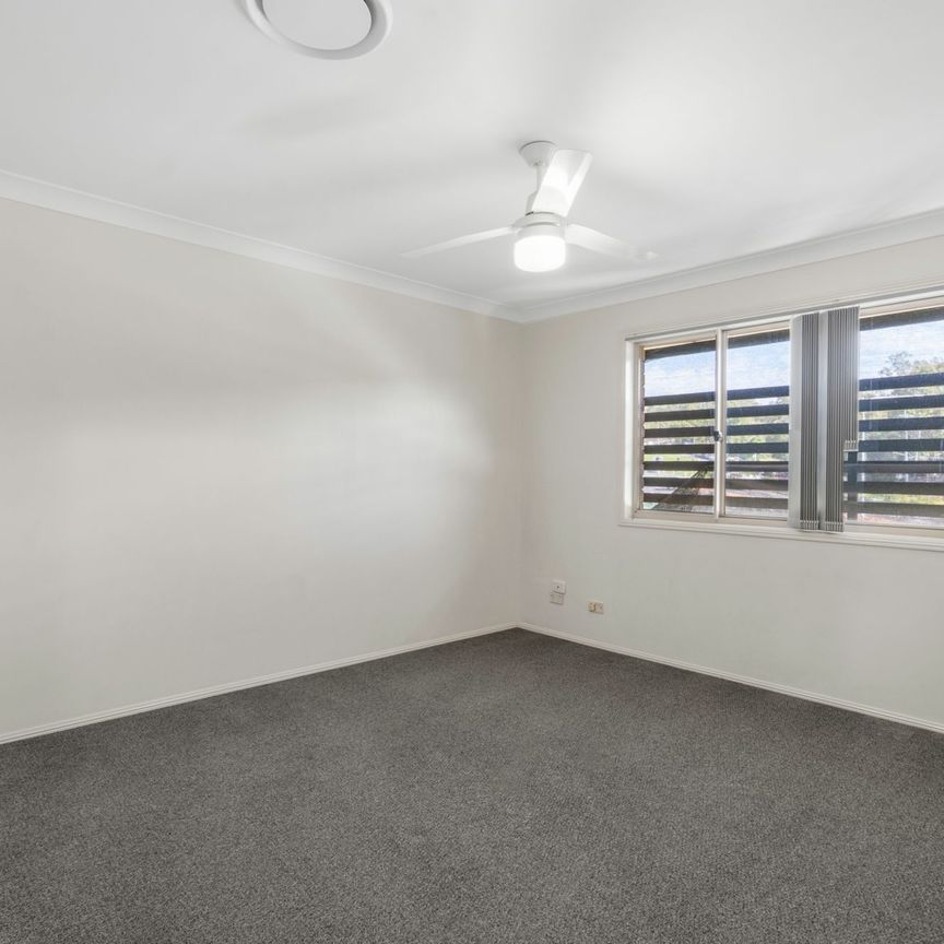 Renovated Townhouse with pool access! - Photo 1