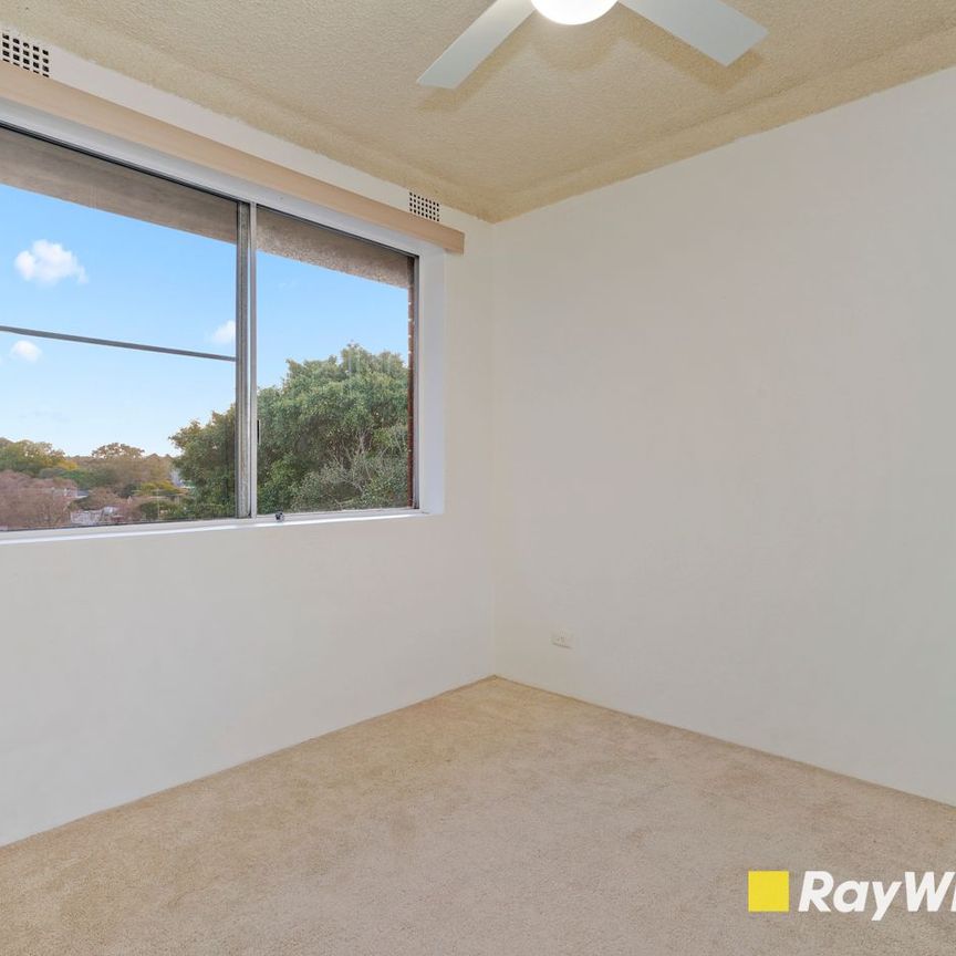 Beautifully Presented 2 Bedroom Unit - Photo 1