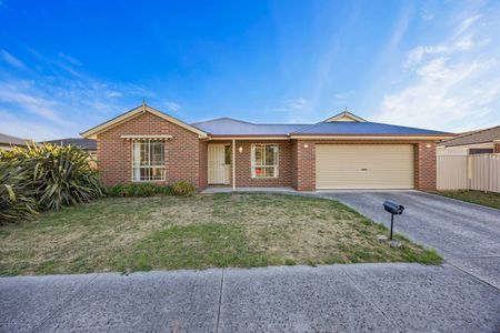 4 BEDROOM FAMILY HOME WITH OUTDOOR ENTERTAINING AREA - Photo 2