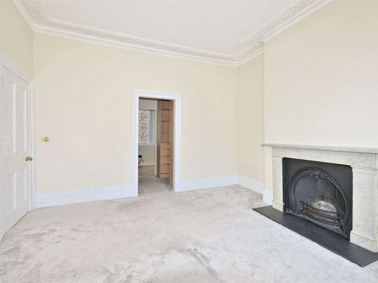 Well-proportioned four-bedroom family home, located on a picturesque street in the heart of Primrose Hill Village - Photo 1