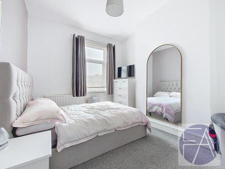 4 bedroom semi-detached house to rent - Photo 4