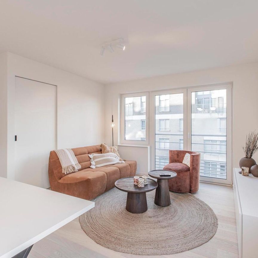 Gerenoveerd en centraal gelegen hoekappartement - Photo 1