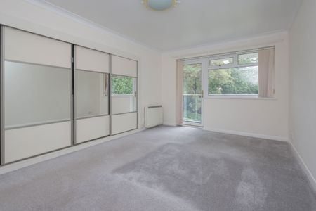 3 bed flat to rent in Western Road, Poole, BH13 - Photo 2