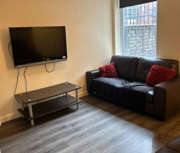 4 bedroom semi-detached house to rent - Photo 2