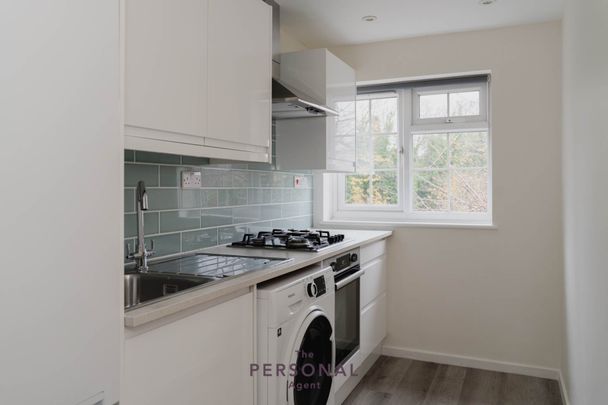 Delaporte Close, Epsom - Photo 1