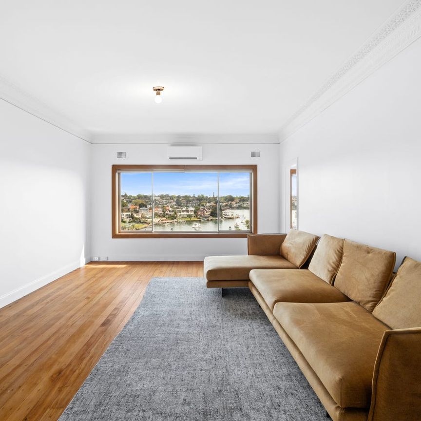 Art Deco 2 Bedroom Plus Study with Breathtaking Water Views - Photo 1