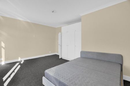 3 bedroom flat to rent - Photo 3