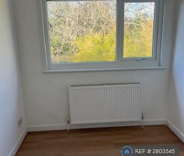 3 bedroom flat to rent - Photo 2