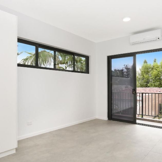 MODERN STUDIO APARTMENT - WATER, GAS AND INTERNET INCLUDED - Photo 1