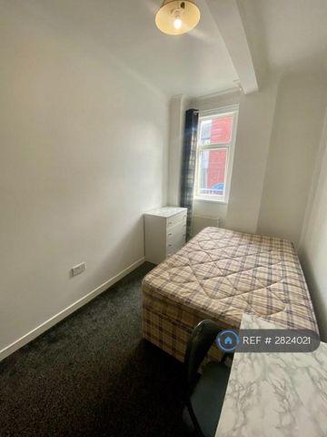 1 bedroom in a house share to rent - Photo 3
