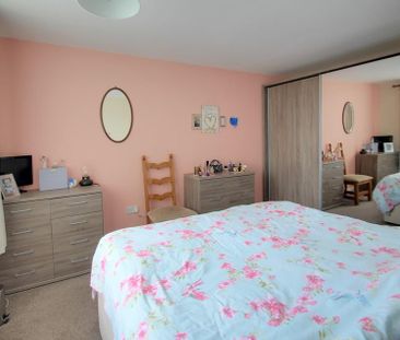 4 bedroom semi-detached house to rent - Photo 3