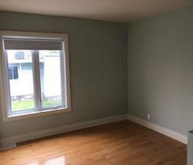 À LOUER – Grand 4 1/2 avec sous-sol, rez-de-chaussée d’un duplex tr... - Photo 1