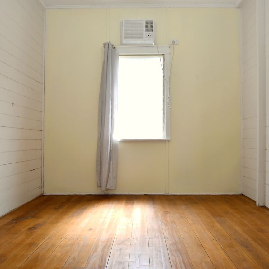 :: COSY TWO BEDROOM COTTAGE IN GLADSTONE CBD - Photo 1