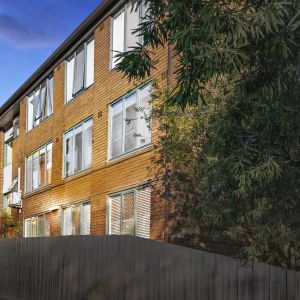 Timeless 2-Bedroom Hawksburn Apartment with Security, Balcony & Prime Location - Photo 3