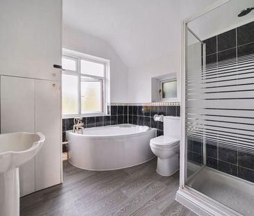 4 bedroom detached house to rent - Photo 4