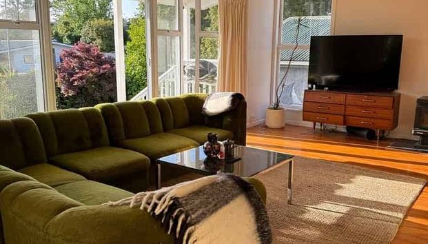 Sun filled, renovated, 3 bedroom family home - Photo 1