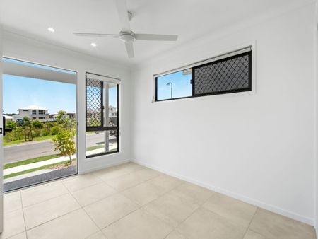 Brand-New 4 Bedroom Family Home in Whiterock Estate - Photo 4