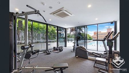 FURNISHED-SELF CONTAINED 1 BEDROOM + 1 BATHROOM APARTMENT - WITH CAR PARK - Photo 3