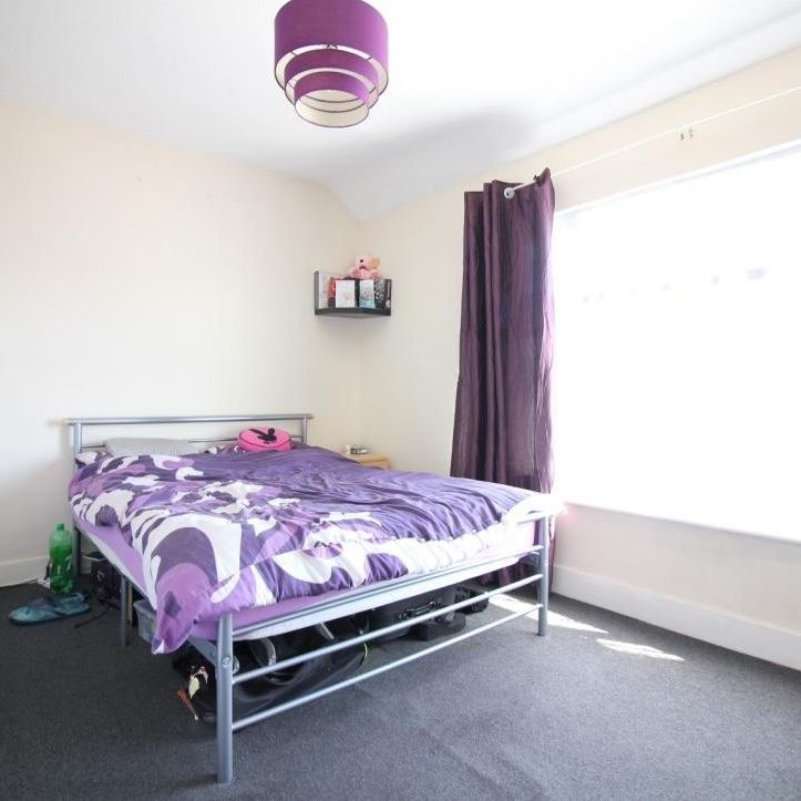 Vicarage Farm Road, Hounslow - Photo 1