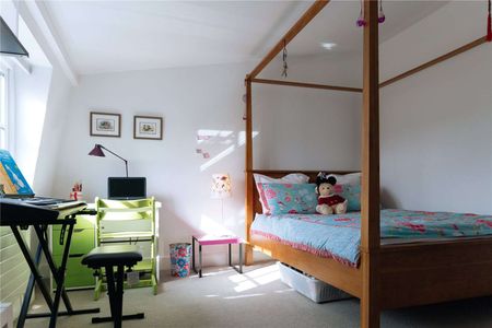 NOT SUITABLE FOR SHARERS - Beautifully finished five bedroom mews home near Clapham Common. - Photo 5